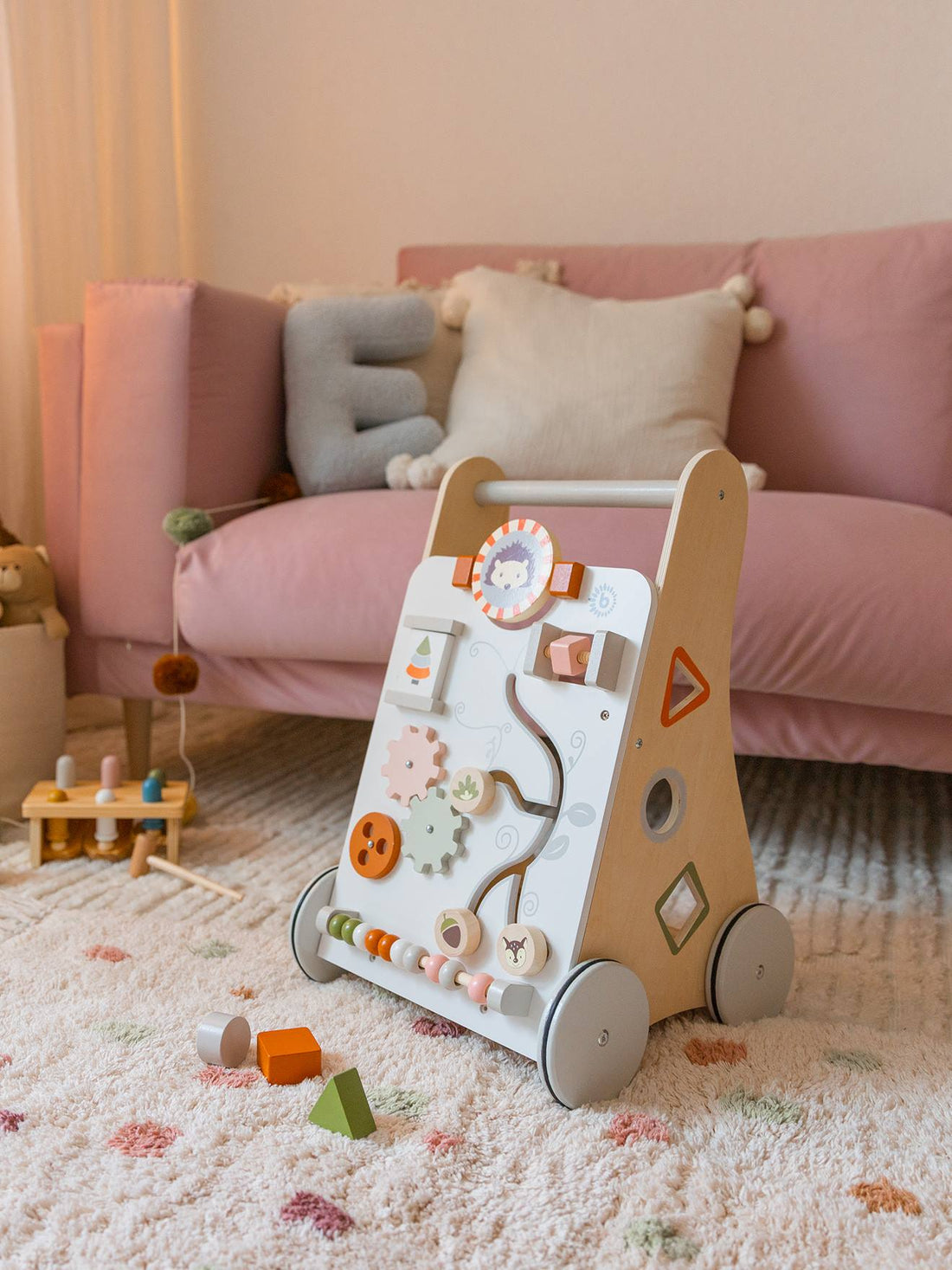 Meilleur chariot de marche bébé : le guide (avec freins) + sélection