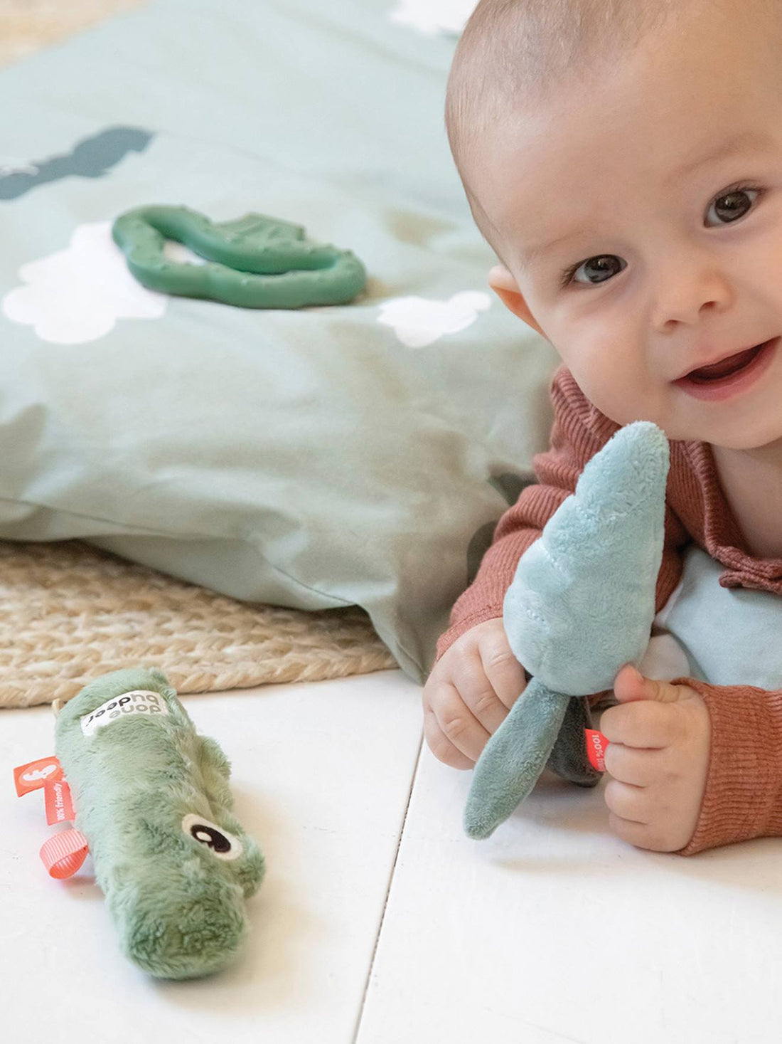 Coffret cadeau naissance : 18 idées à offrir (2026)