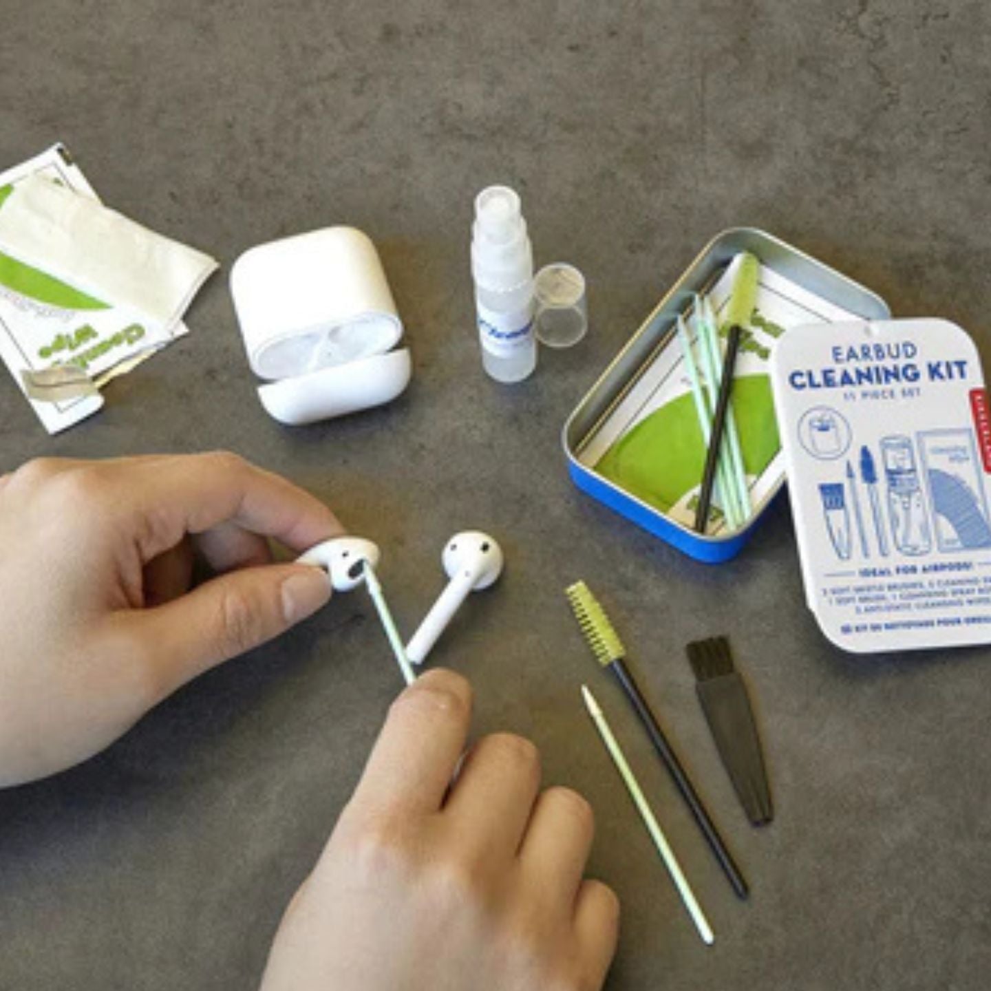 Kit de nettoyage écouteurs Kikkerland avec ses accessoires variés