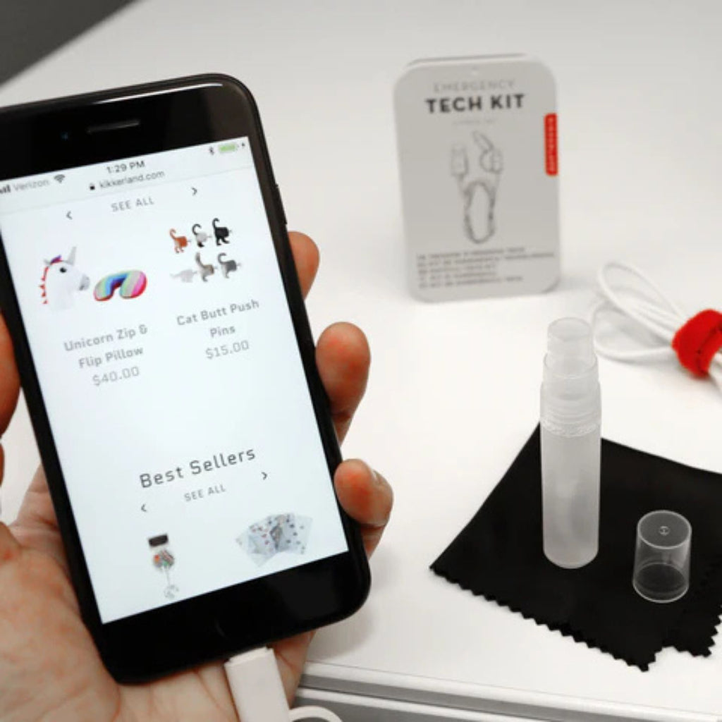 Contenu du kit de secours téléphone posé sur fond clair