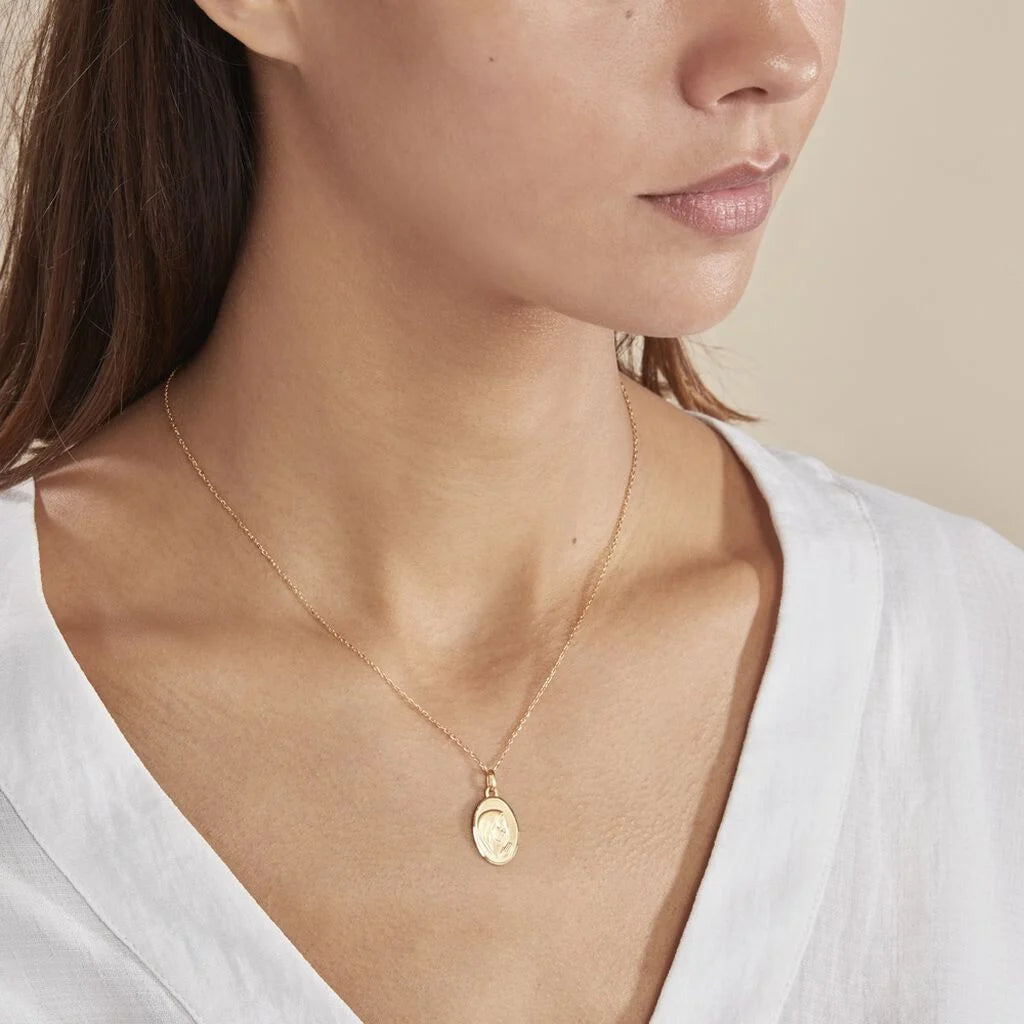 Pendentif Vierge ovale en or jaune pour un baptême intemporel