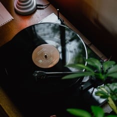 Abonnement vinyles collectors : le cadeau musique qui dure dans le temps