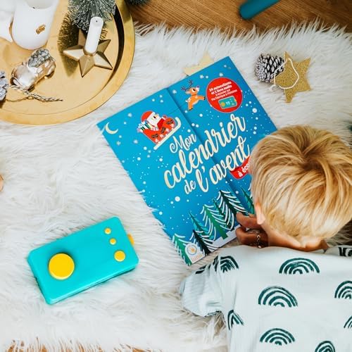 Enfant avec le calendrier de l'Avent Lunii et Ma Fabrique à Histoires