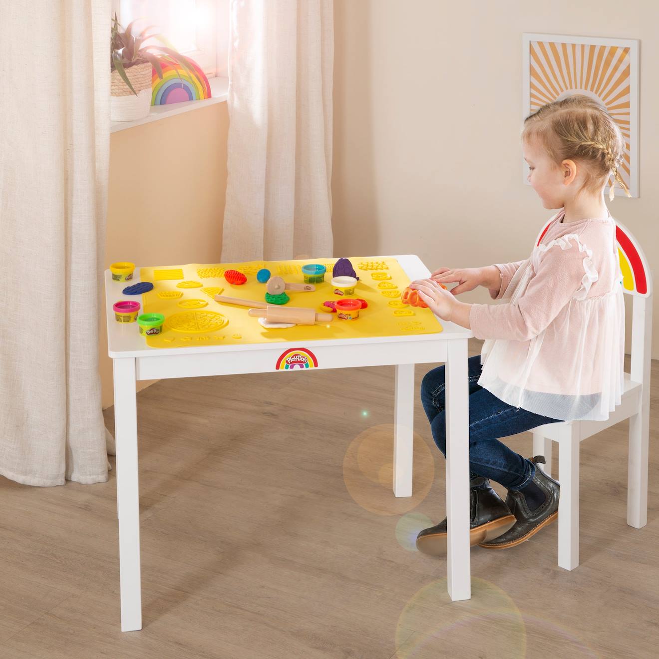 6 pâtes à modeler play-doh avec table + chaise et accessoires multicolore