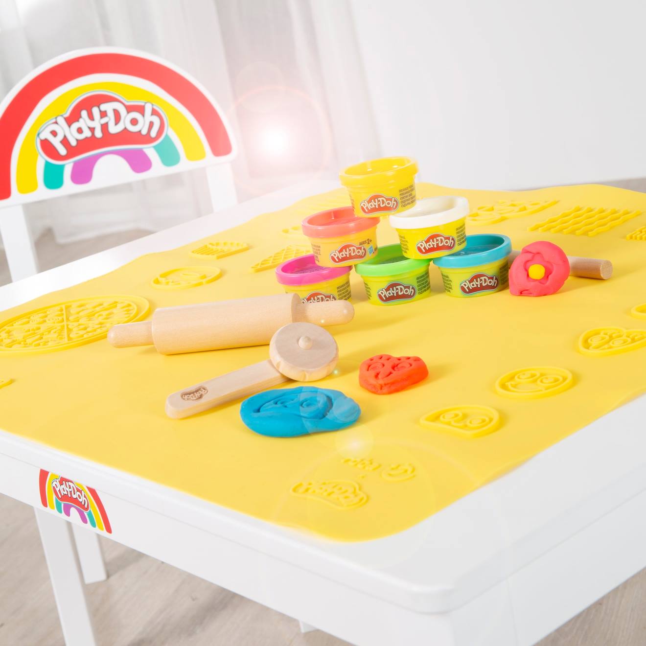 6 pâtes à modeler play-doh avec table + chaise et accessoires multicolore