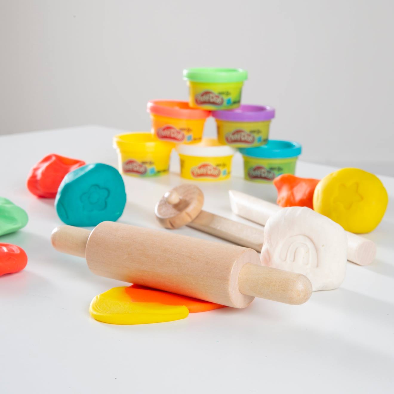 6 pâtes à modeler play-doh + tablier imperméable et accessoires multicolore