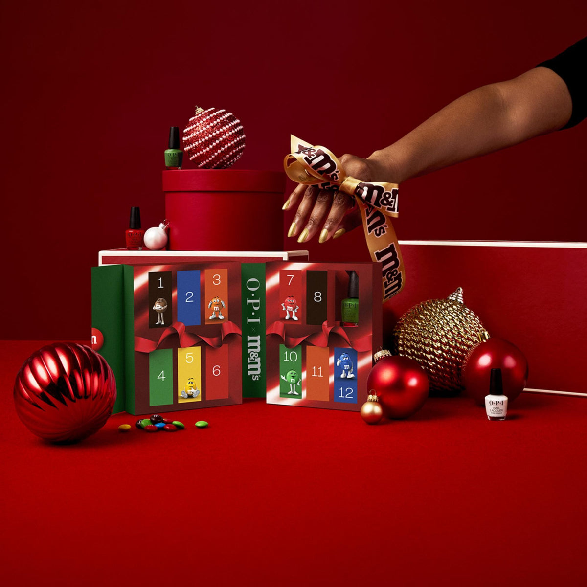 Calendrier de l'Avent OPI x M&M'S en situation