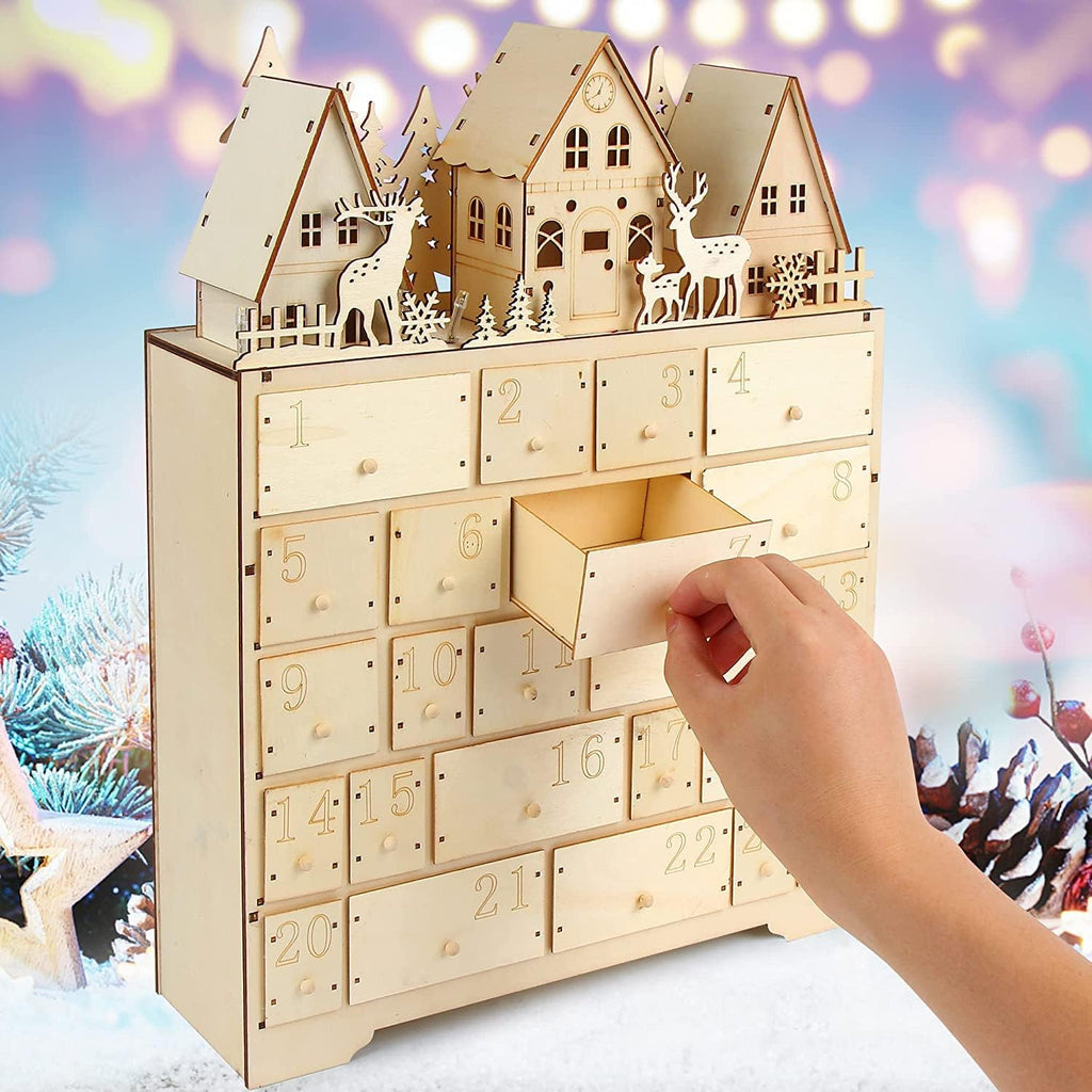 Calendrier de l’Avent en bois en forme de maison, sapin ou village