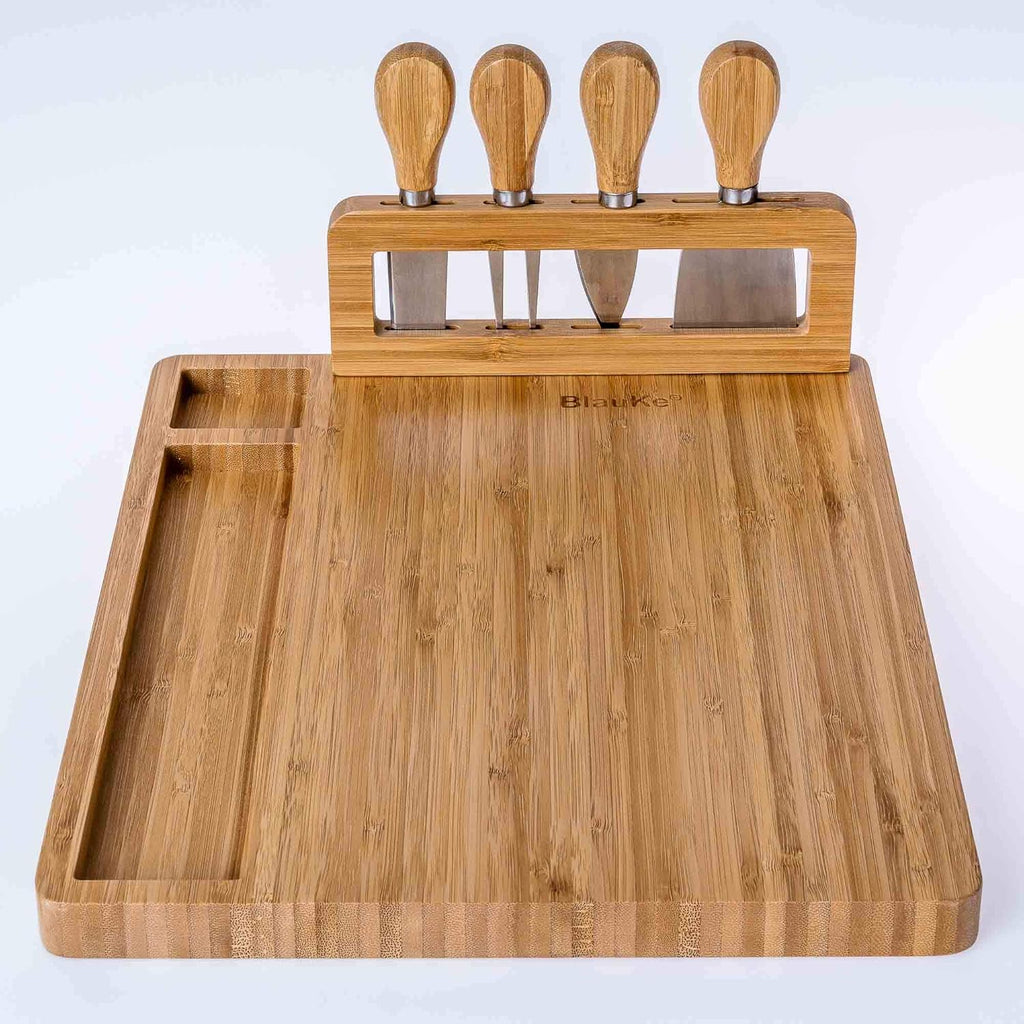 Plateau à fromages en bambou avec couteaux