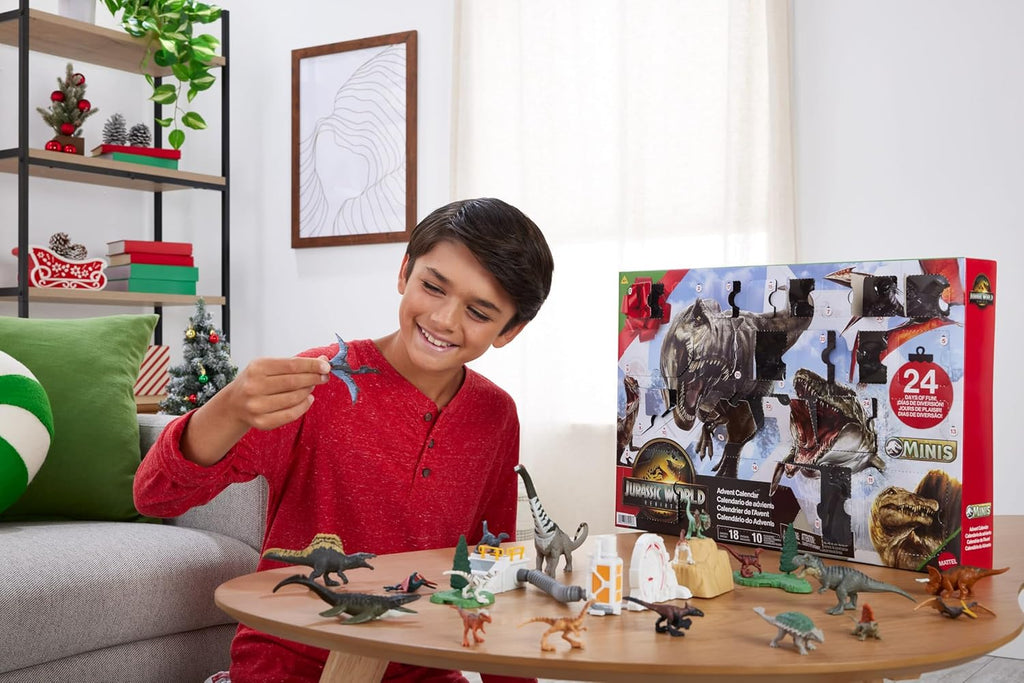 Enfant jouant avec le calendrier de l'Avent Jurassic World Rebirth