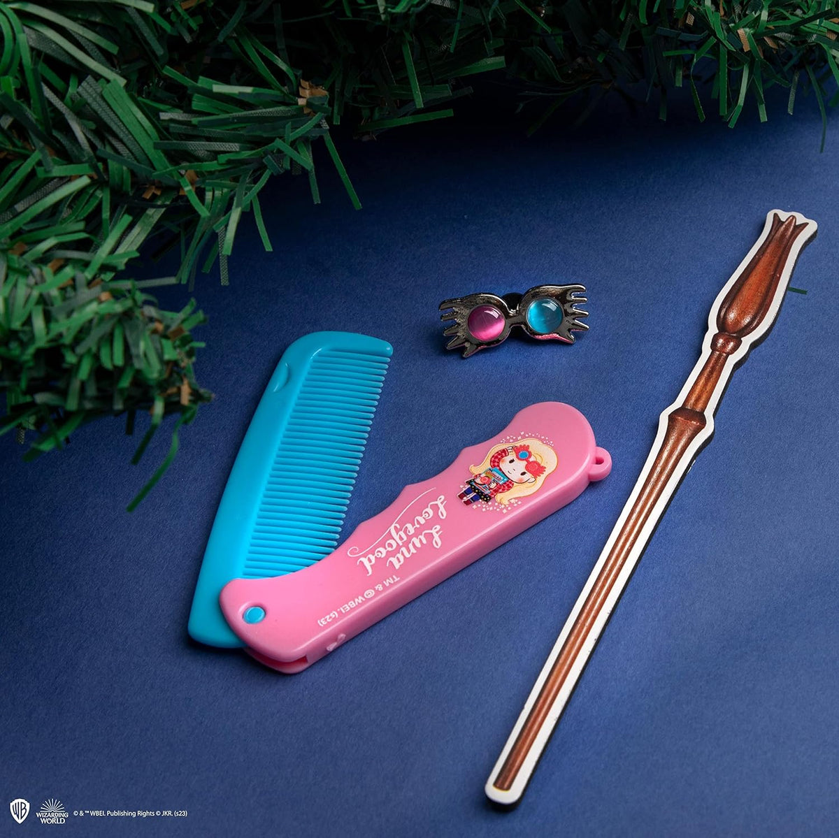 Peigne, pin’s lunettes et aimant baguette Luna Lovegood