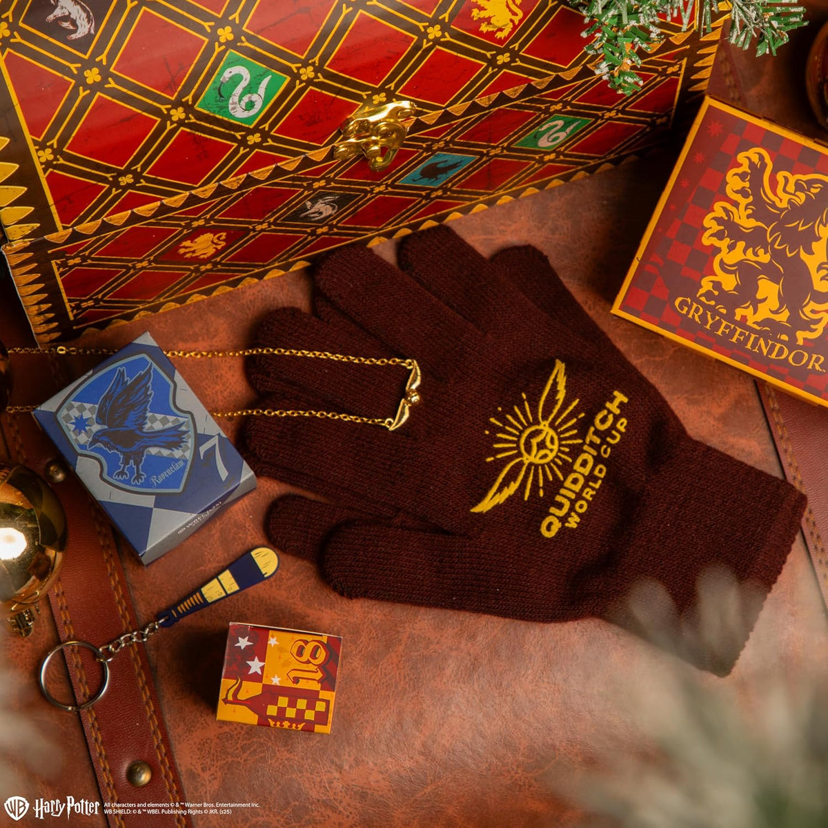 Gants Quidditch World Cup, collier Vif d'or et porte-clés balai
