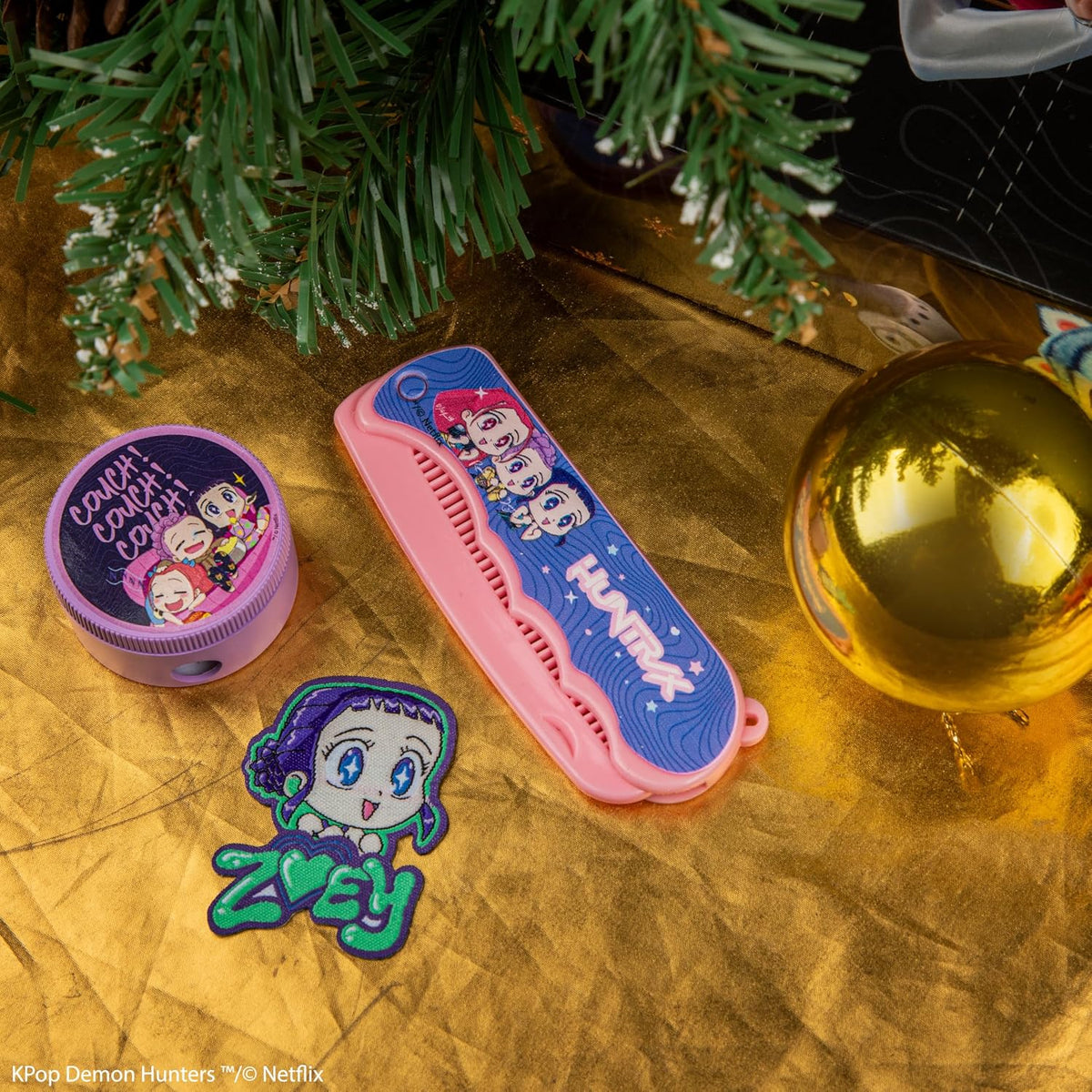 Peigne, taille-crayon et écusson Zoey du calendrier KPop Demon Hunters