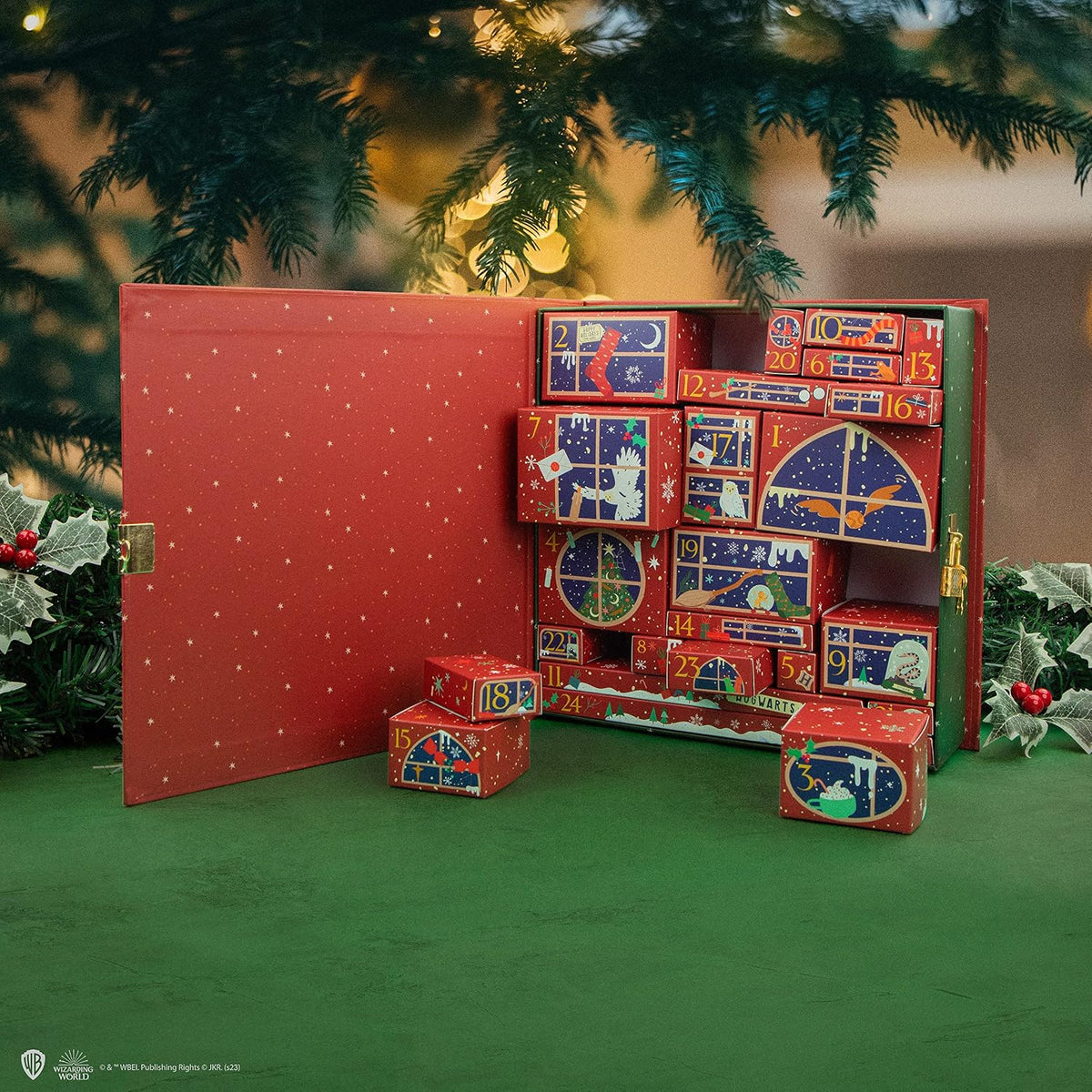 Calendrier de l'Avent Harry Potter Deluxe ouvert sous le sapin