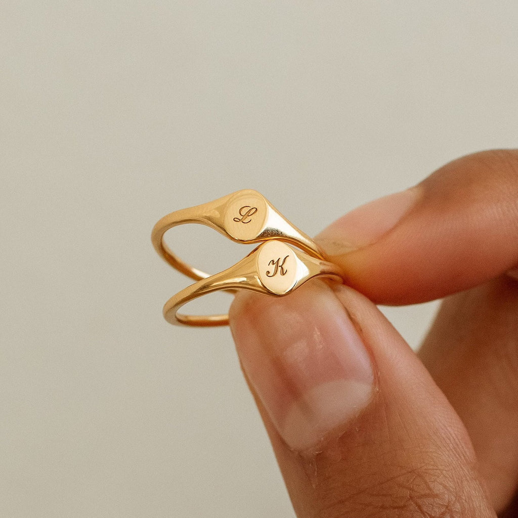 Bague Sceau Initiales Délicate – Le bijou personnalisable qui fait toujours plaisir
