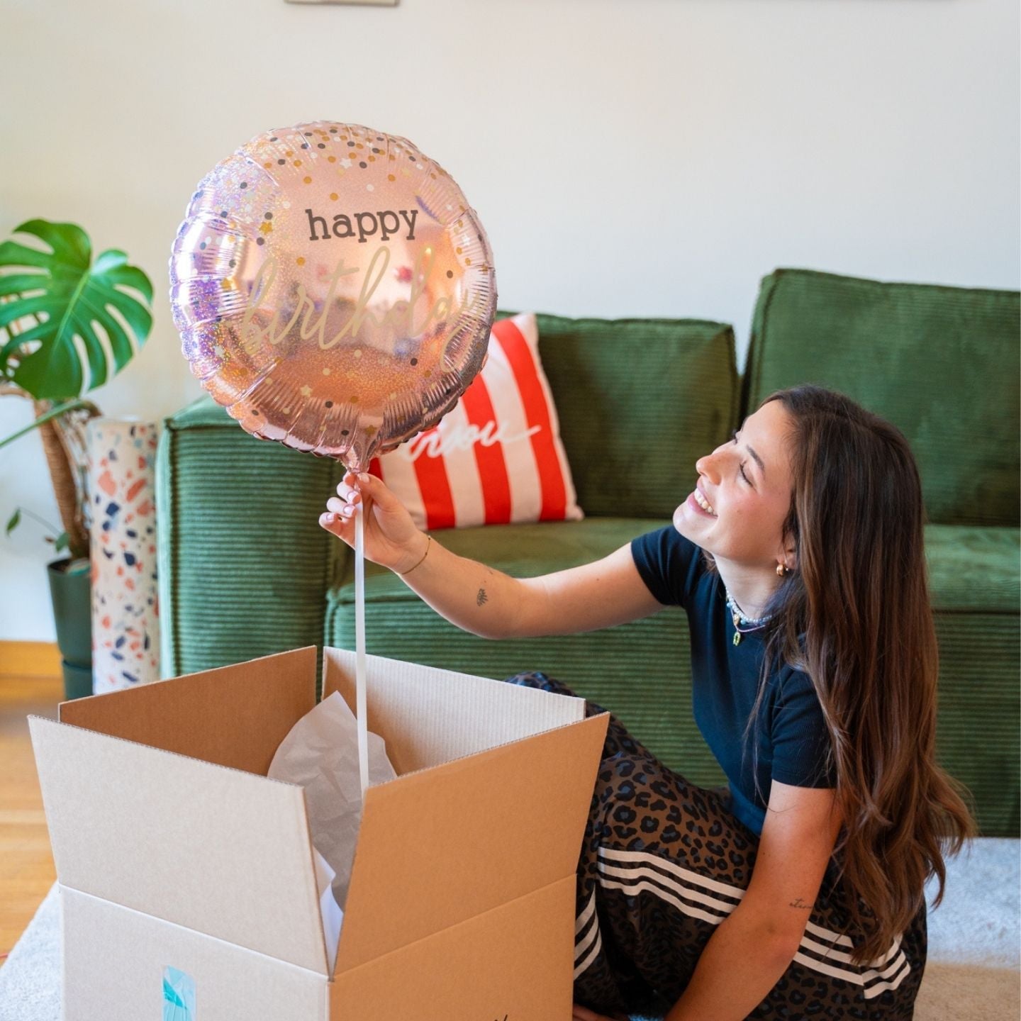 Ballon Happy Birthday rose gold gonflé à l'hélium