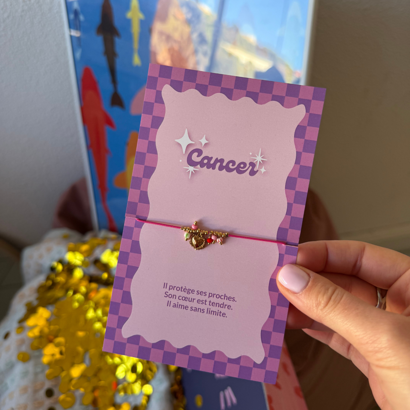 Bracelet astro Cancer au design délicat porté au poignet
