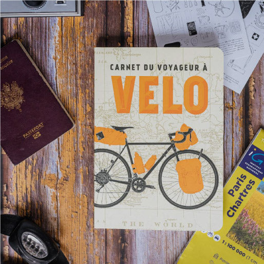 Carnet de voyage à vélo ouvert avec couverture et pages