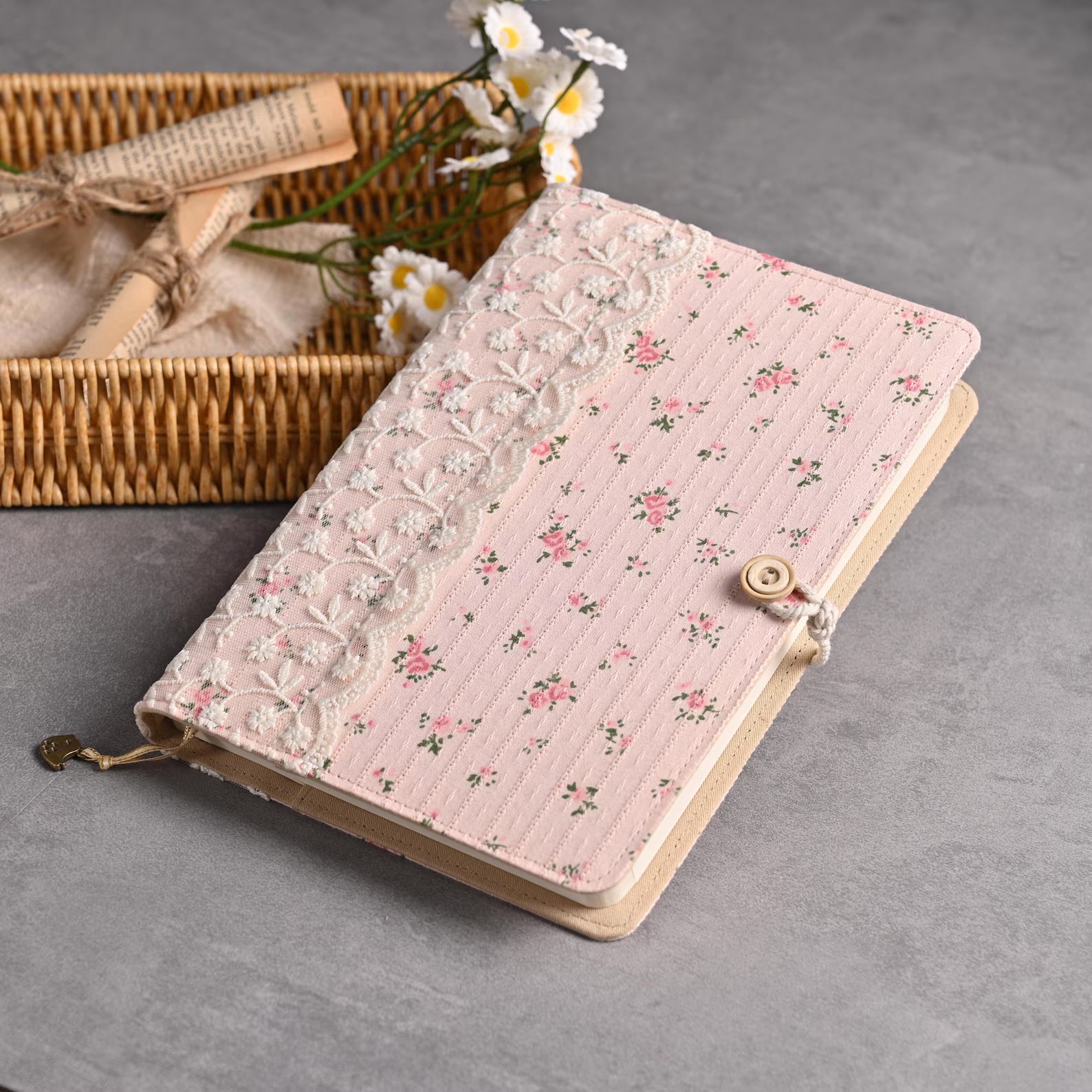 Carnet en tissu fleuri avec dentelle – le journal trop mignon pour écrire, rêver et créer