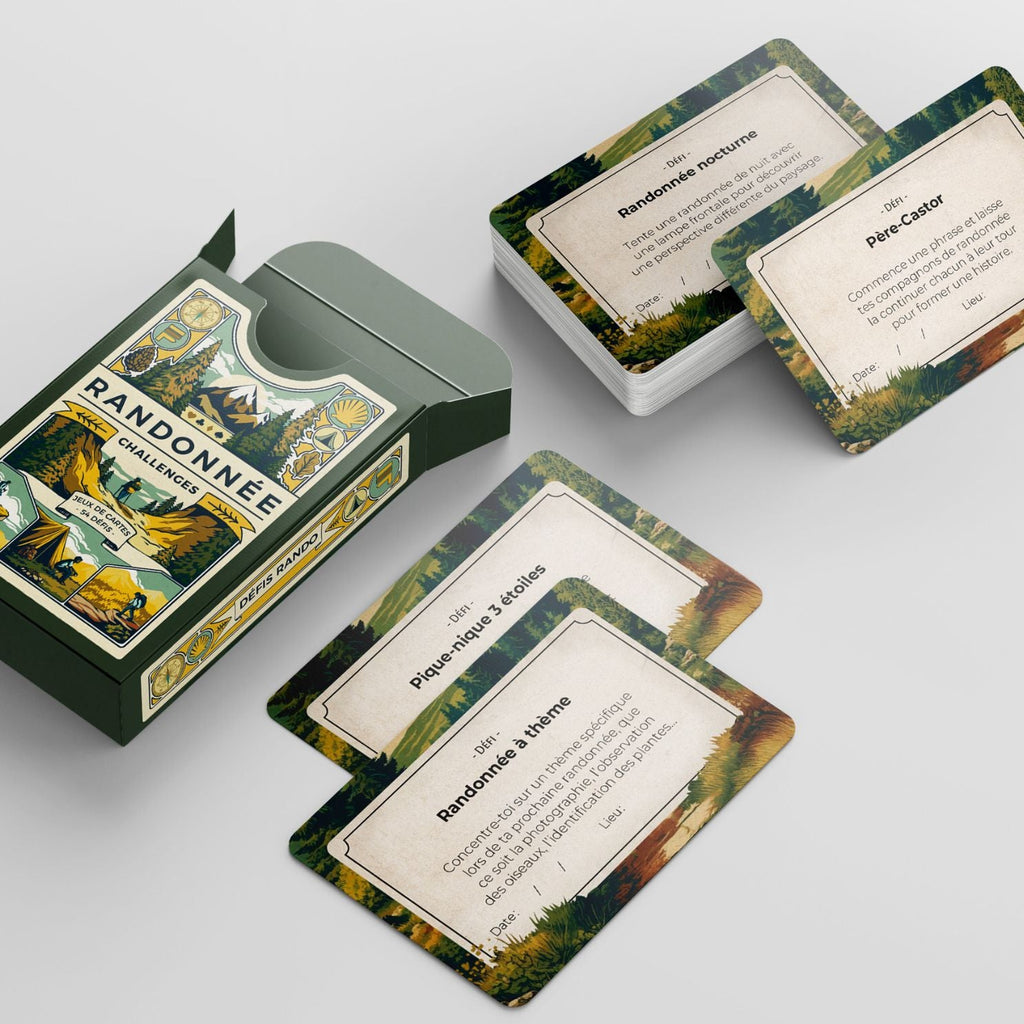 Cartes de défis randonnée posées sur fond naturel