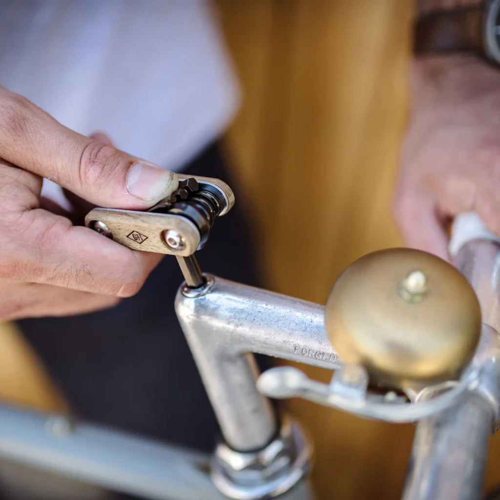 Kit de réparation vélo multifonction dans sa boîte rétro