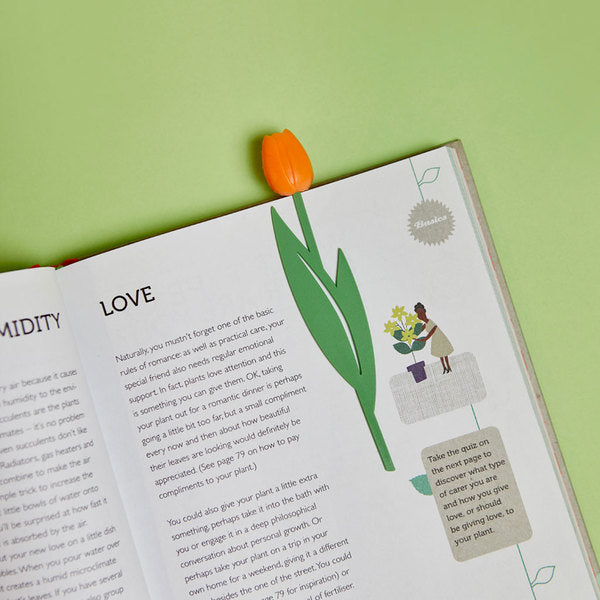 Marque-page tulipe qui dépasse du livre
