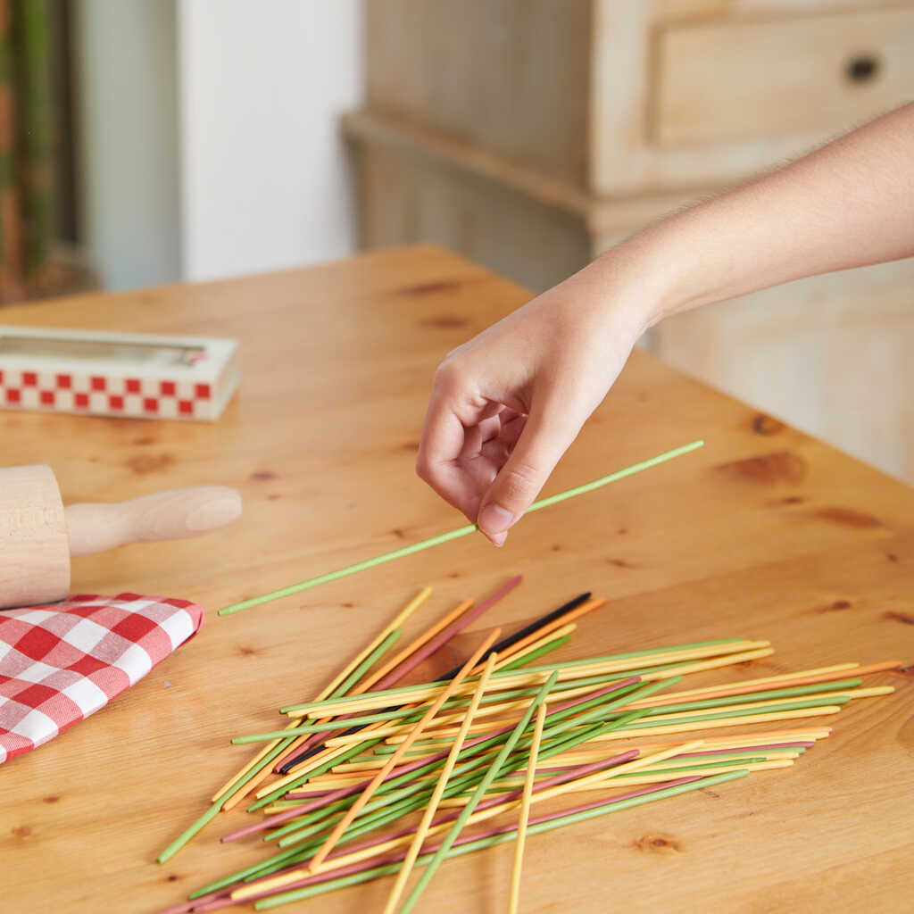 Baguettes de mikado en forme de pâtes posées en tas