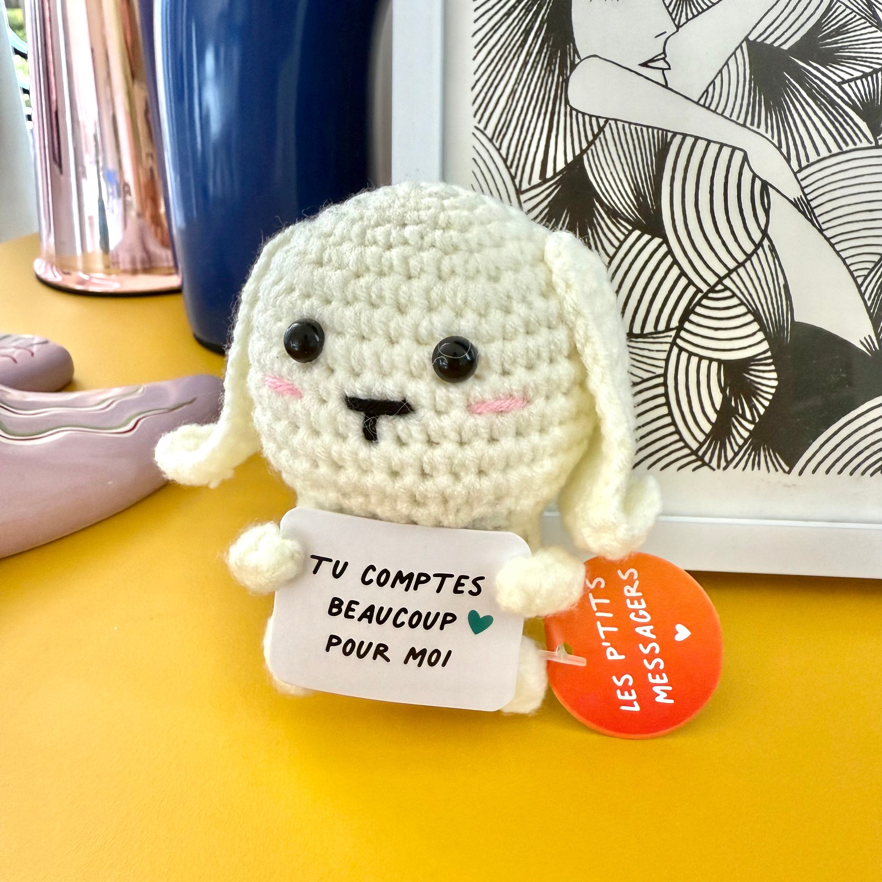 Lapin en crochet tenant une pancarte Tu comptes beaucoup pour moi