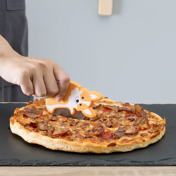 Roulette à pizza en forme de corgi colorée