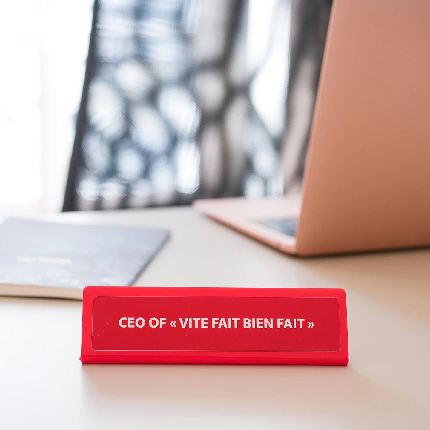 Plaque de bureau personnalisée message humour - Mieux que des fleurs