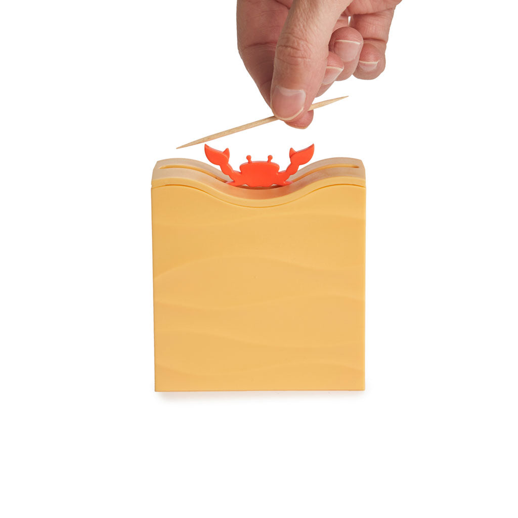 Porte cure-dents crabe posé sur une table d'apéro