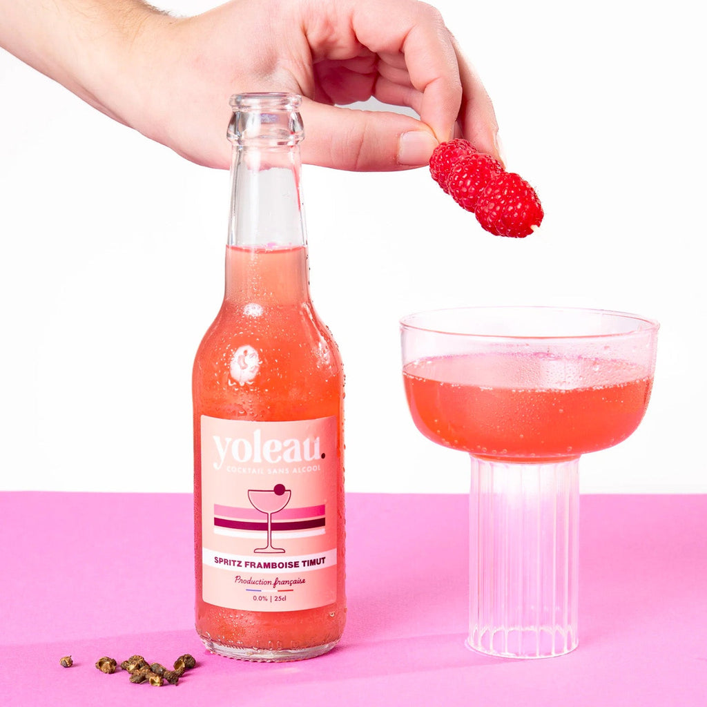 Bouteille de spritz framboise Yoleau sans alcool à l'étiquette colorée