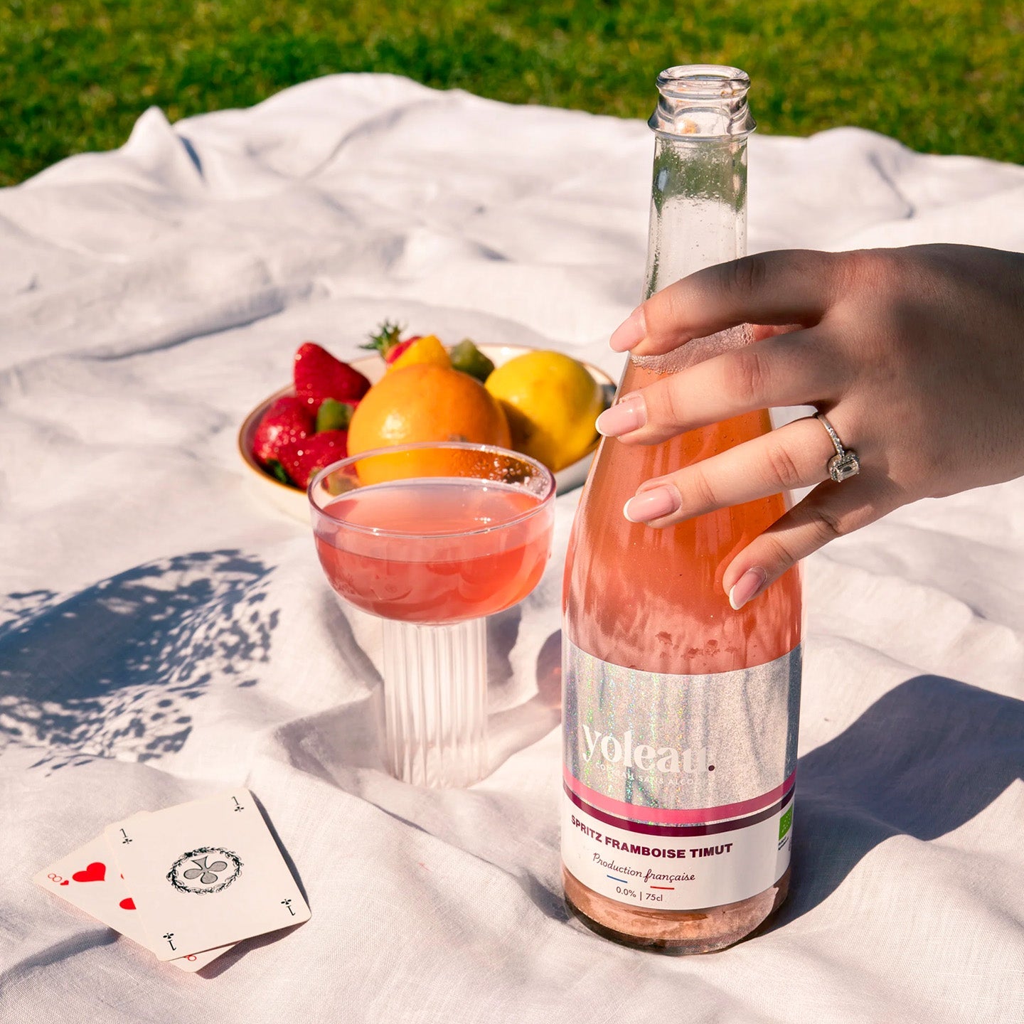Spritz framboise Yoleau sans alcool sur fond clair