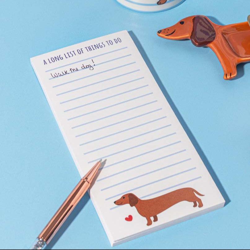 Bloc to-do list avec un teckel mignon en bas de page