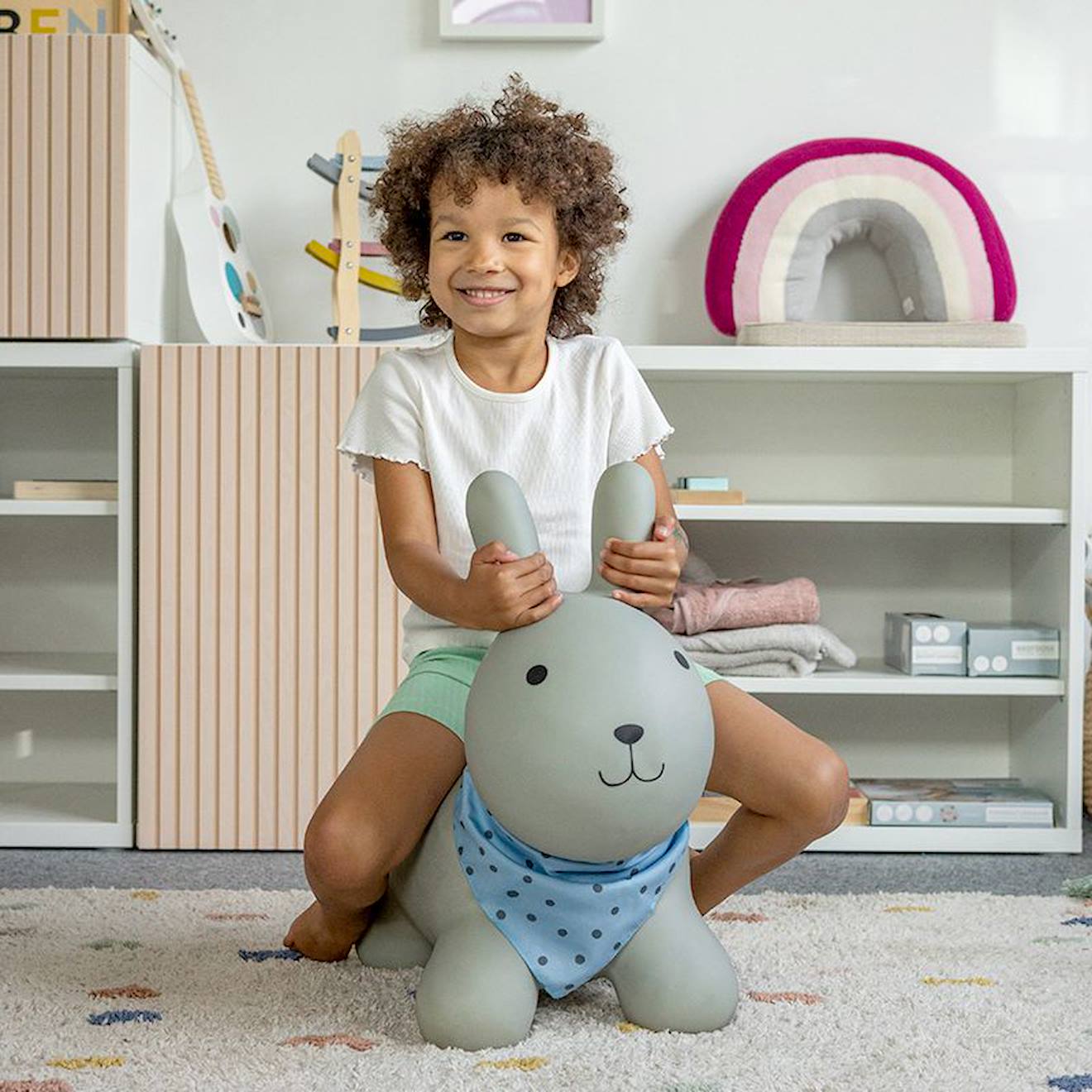 Animal sauteur gonflable gris foncé - lapin
