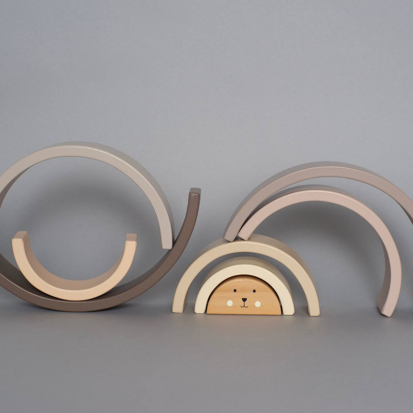 Arc en ciel en bois à empiler beige, gris, blanc