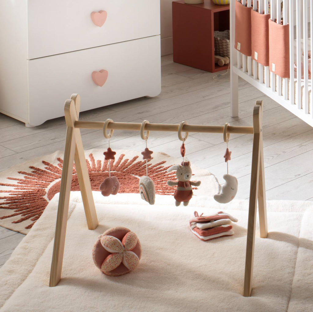Arche d'éveil bois avec 4 jouets beige/rose