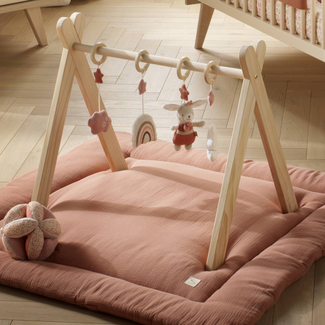 Arche d'éveil bois avec 4 jouets beige/rose