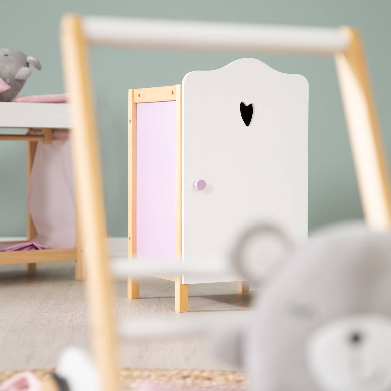 Armoire de poupée avec penderie et étagère scarlett lilas, blanc et naturel
