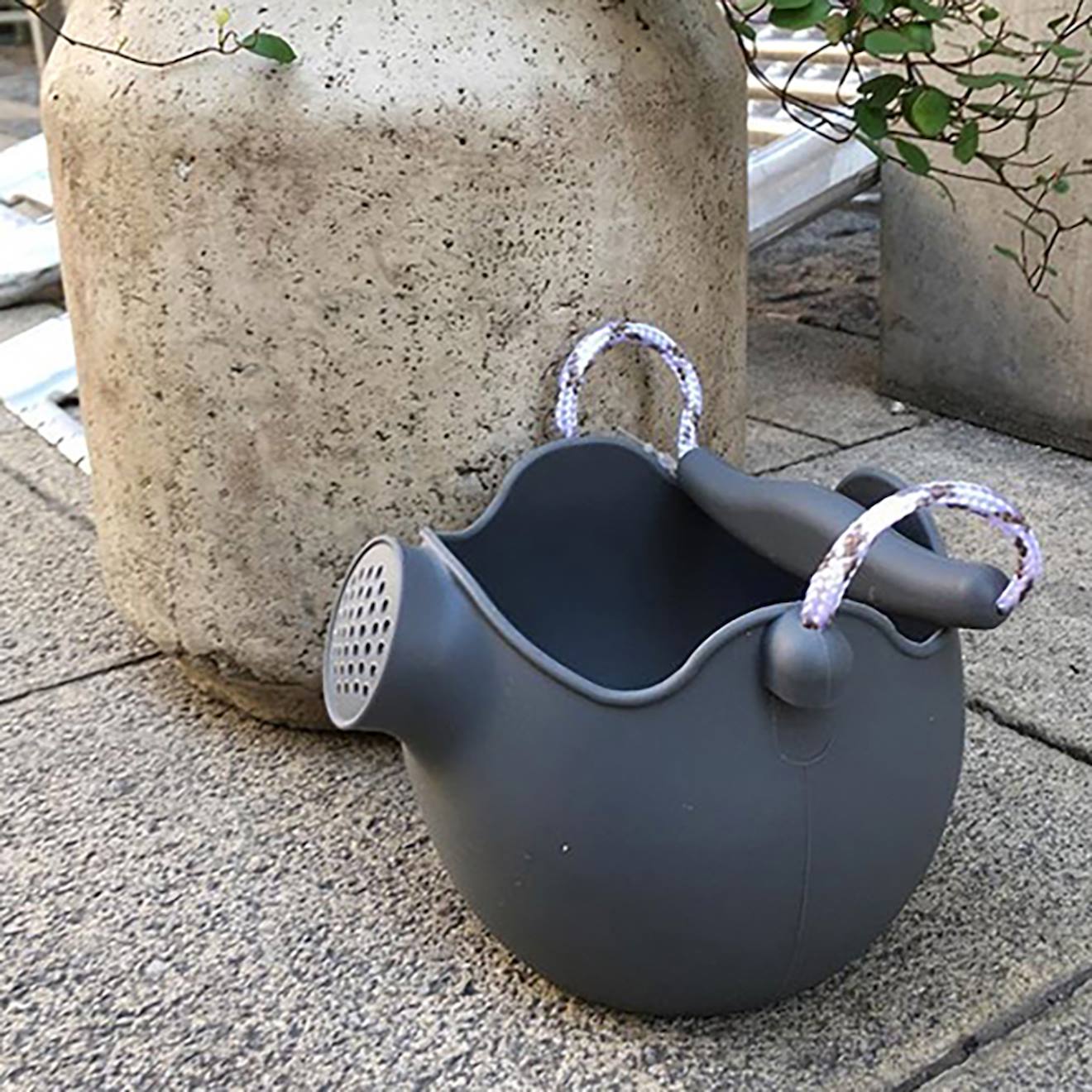 Arrosoir de plage en silicone souple gris
