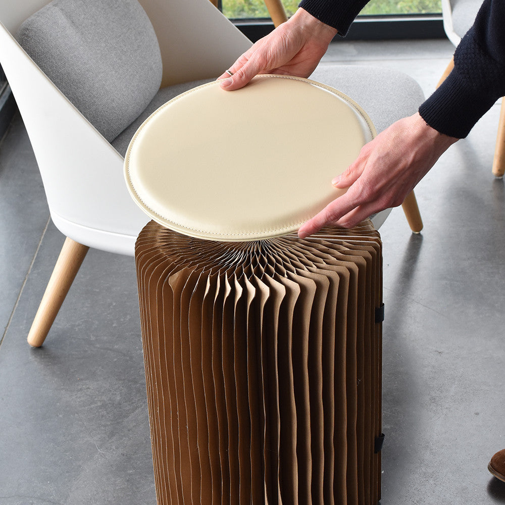 Assise Simili-Cuir Blanche pour Meuble en Kraft Pliable - Poufs et Tabourets Originaux