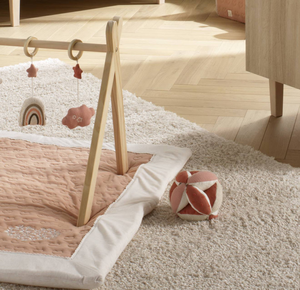Balle sensorielle en coton bio et bouclette - petit coeur rose