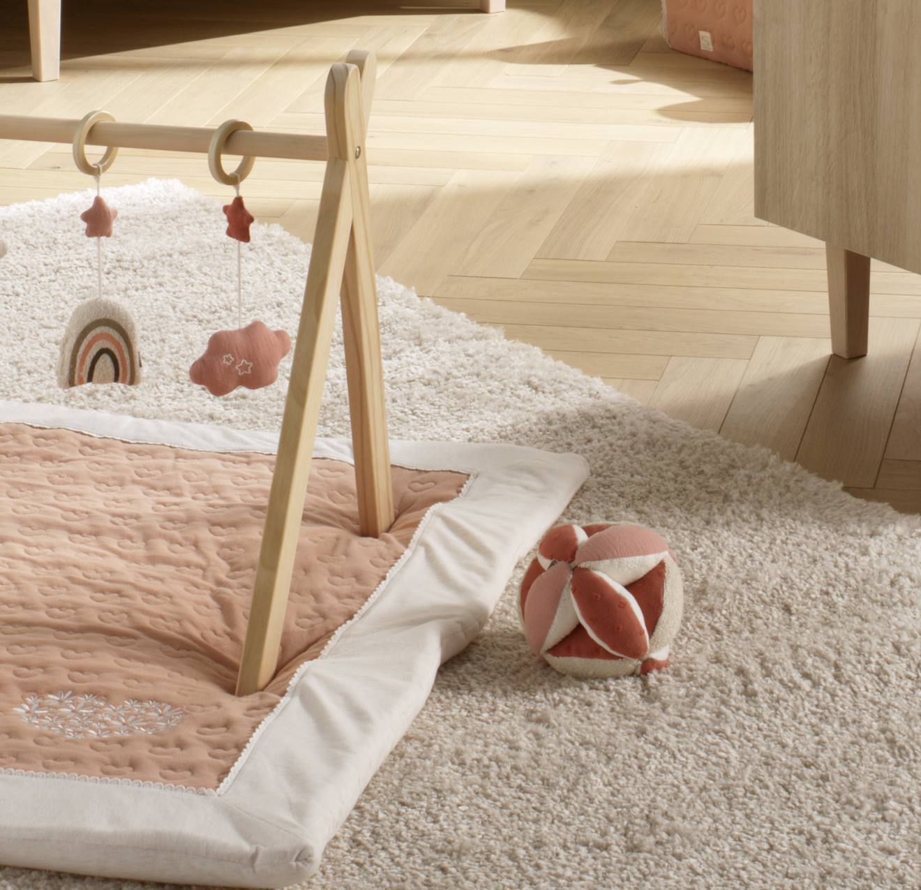 Balle sensorielle en coton bio et bouclette - petit coeur rose