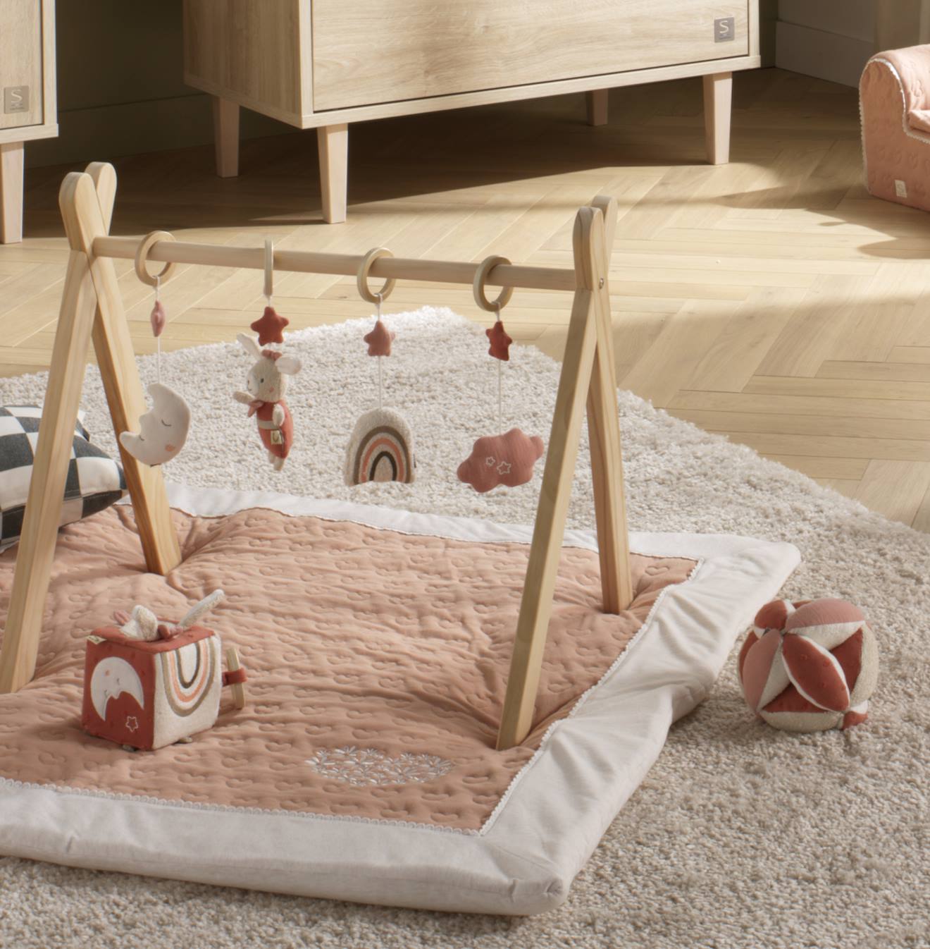Balle sensorielle en coton bio et bouclette - petit coeur rose