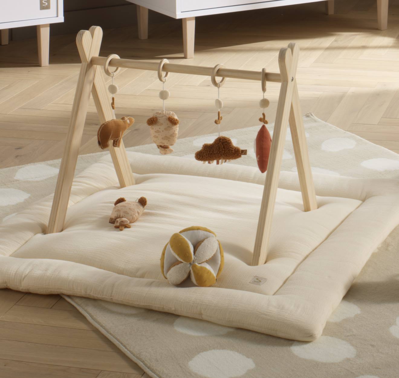 Balle sensorielle en coton bio et bouclette - petit coeur jaune