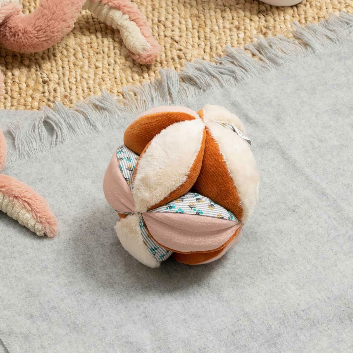 Balle sensorielle Montessori en tissu Moulin Roty multicolore avec grelot