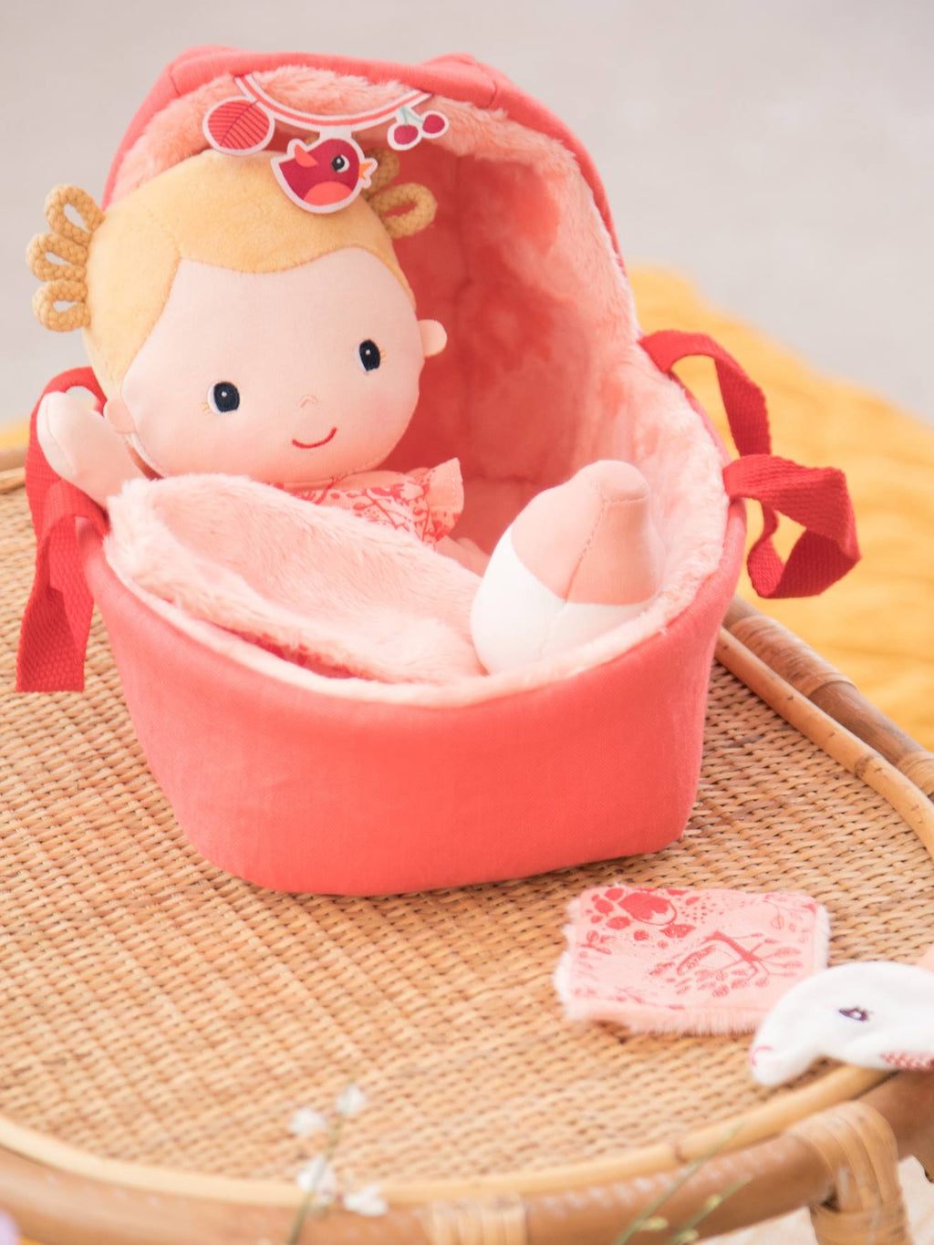 Bébé léna et son couffin - s rose