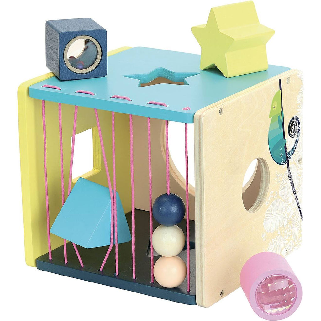 Boîte à formes d'éveil sous la canopée beige