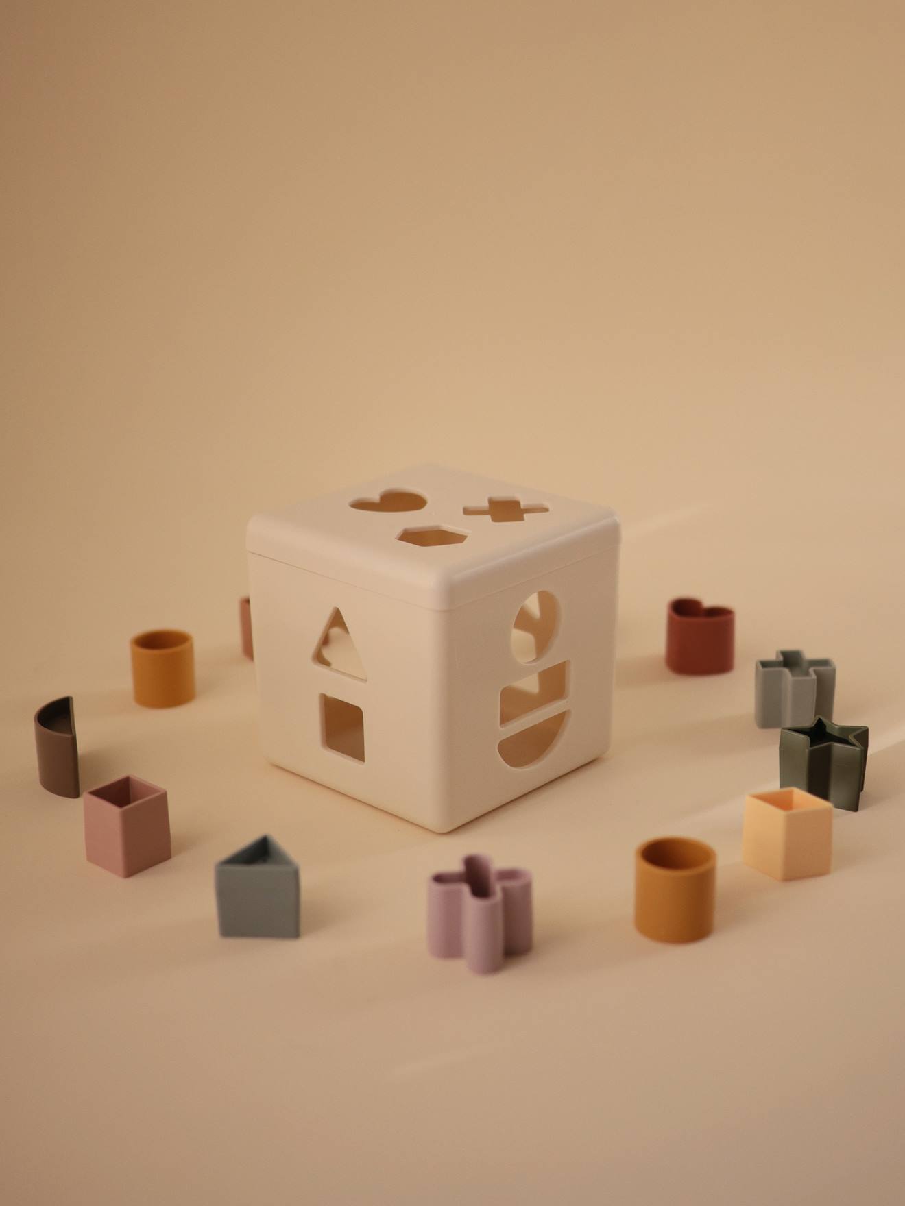 Boîte à formes Mushie multicolore