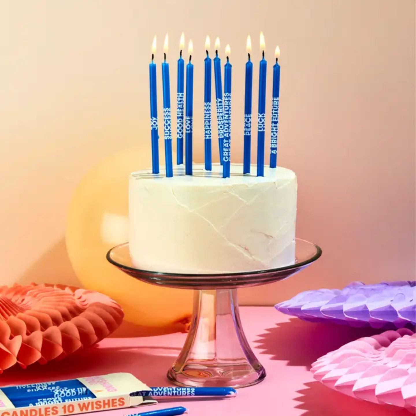 Bougies d'anniversaire à messages plantées dans un gâteau